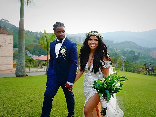 To the ends with you 💖 can&rsquo;t wait for us to go back there 🇨🇴
.
.
.
#colombia #colombianwedding #sabaneta #sabanetadetodos #sabanetaencanta #medellincolombia #weddingpic