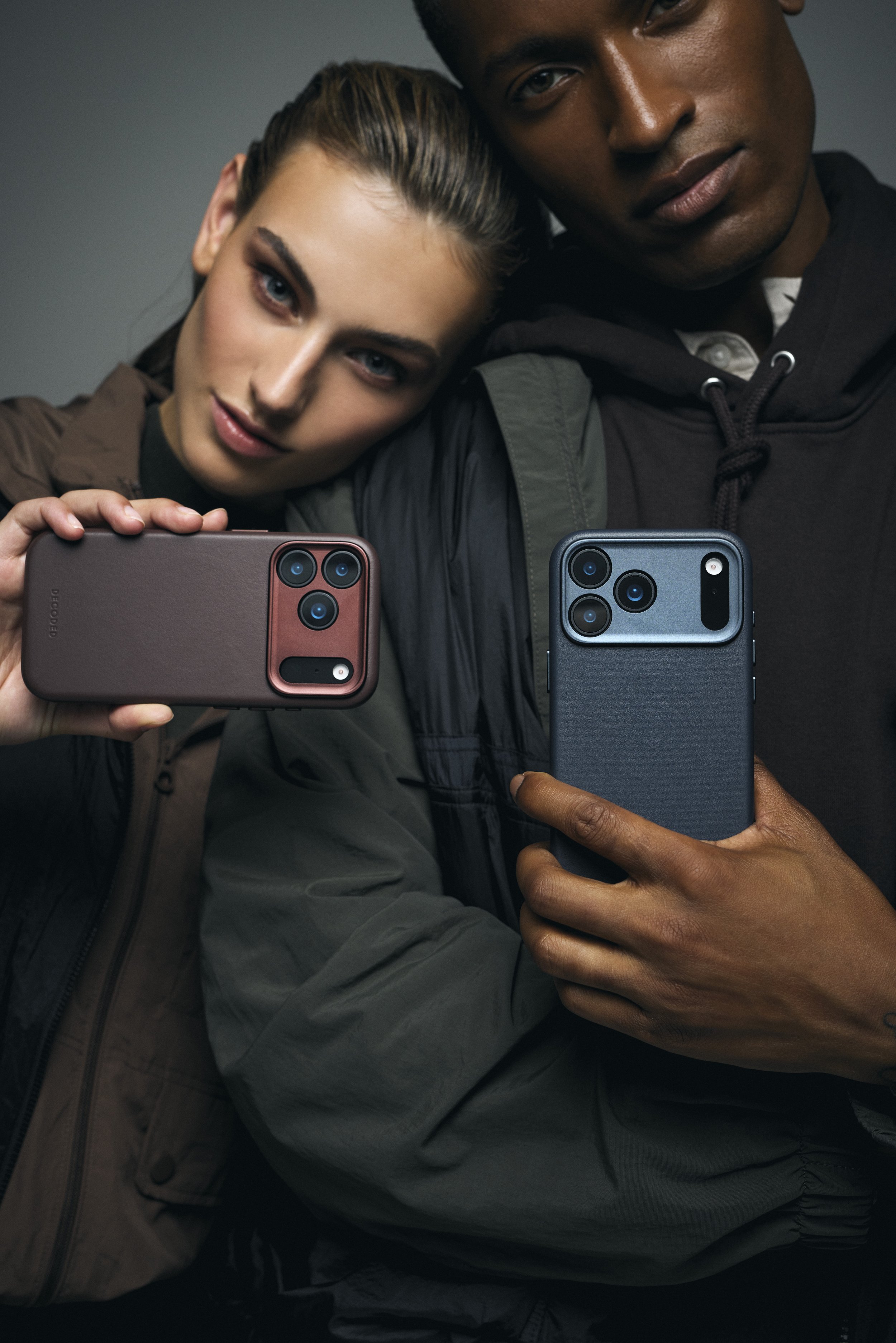 DECODED_IPHONE17_LEATHER_DUO_BROWN_BLUE_065.jpg