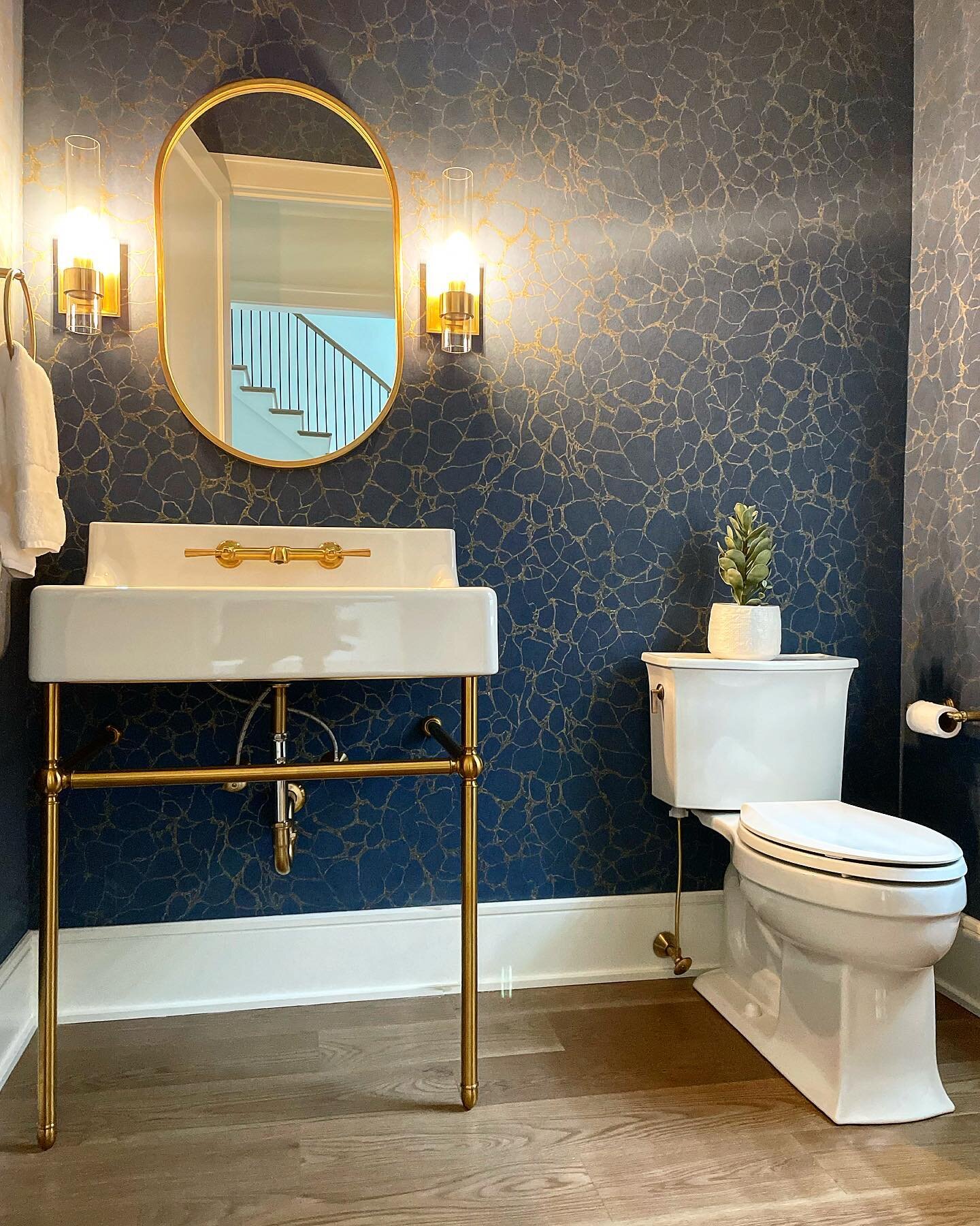How fabulous is this powder room? 

Interior designs by @homestylesdesign 
~~~~~~~~~~~~~~~~~~~~~~~~~~~~

Homestyles Interior Design
📱704-906-7469
📧 Wendy@HomestylesInteriorDesign.com
🕸 www.HomestylesInteriorDesign.com⁣
🛋 @vanguardfurniture Author