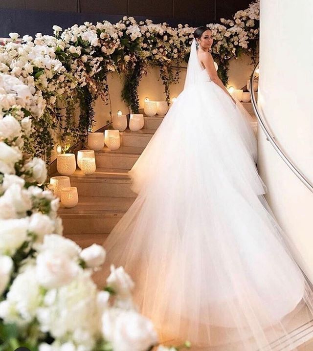 This right here is decor goals, bridal goals and everything else in between! Gorgeous dress by @pninatornai pninatornai #bridalgown #pninatornai