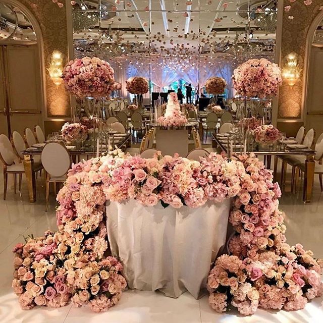 What girl doesn&rsquo;t love a room full of pink/blush roses? Repost from @internationaleventco &bull;
&bull;
&bull;
&bull;
&bull;
&bull;
&bull;
&bull;
#bridalinspiration #weddingdecor #weddingdecorinspiration #floralcenterpieces #weddinginspo #tallc