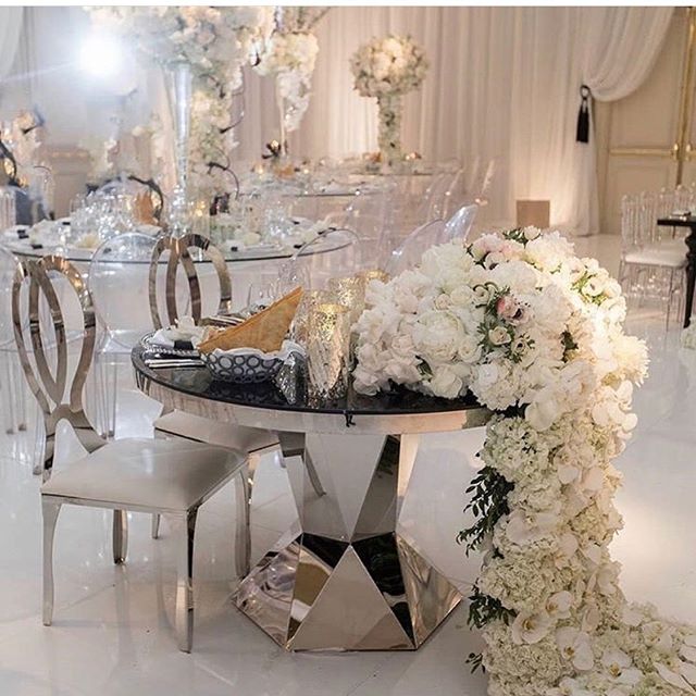 We in love with these gorgeous silver and white elegant chairs and table! 😍 @palacepartyrental #decorinspiration #weddingreceptionideas #weddingdecorideas