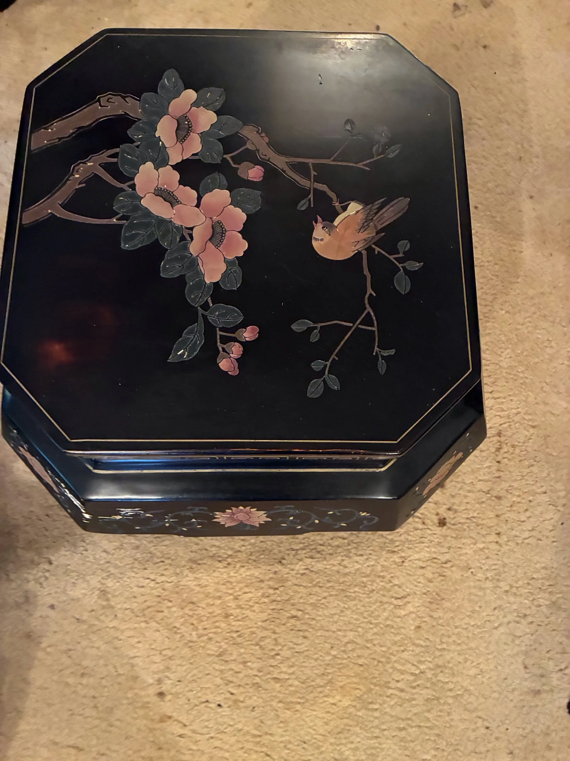 Lot 11 - Close up of design