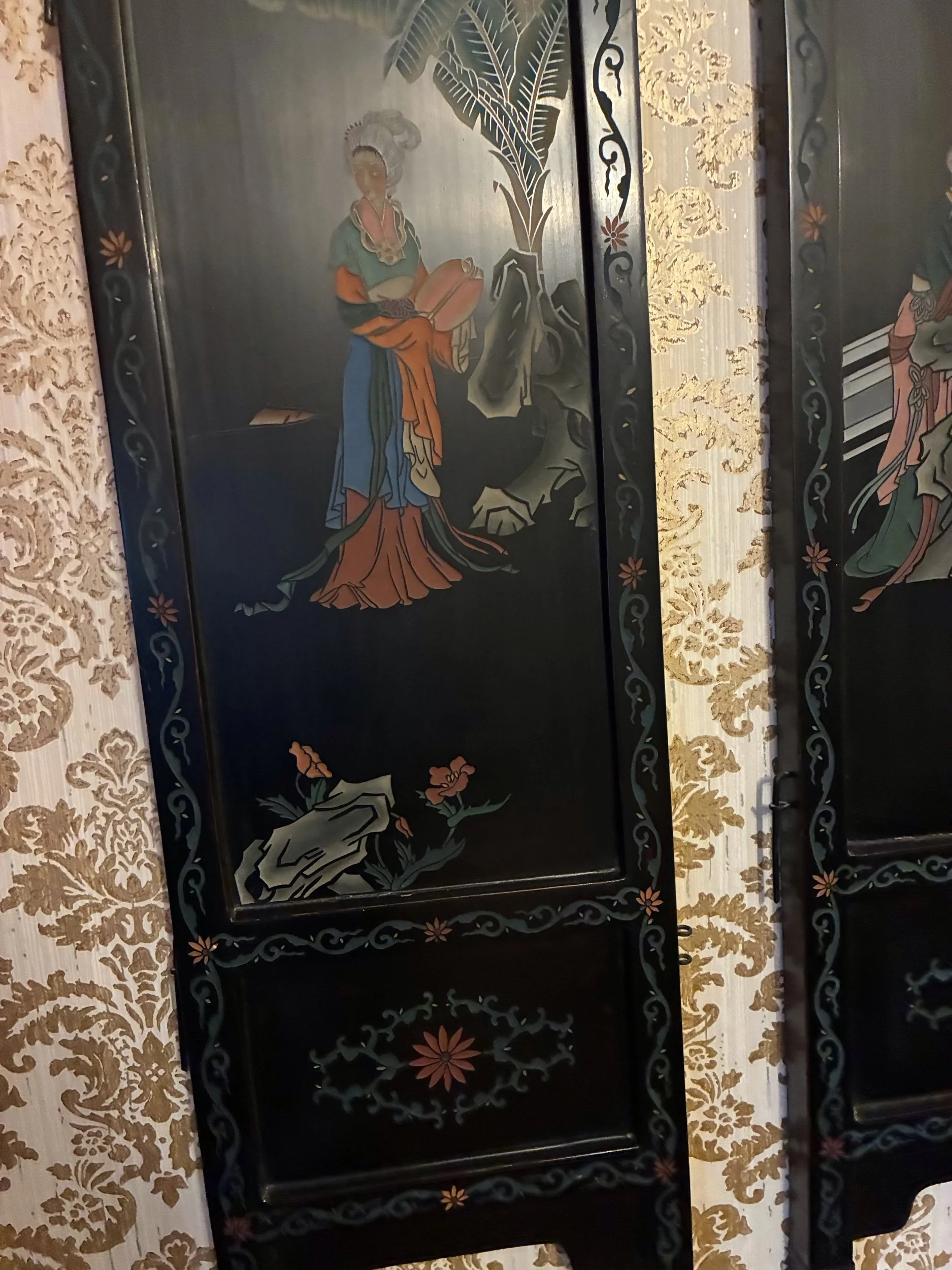 Lot 38 - close up of screen panel