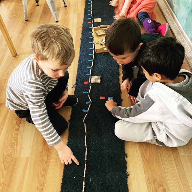 Counting to 1000 is more fun with friends! #thisishowwemontessori #montessori #math #beadchain #multiplication #preschool #wayland #ami