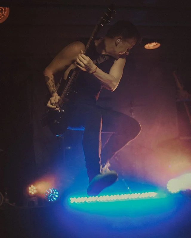 @tylersimpson with those scissor kicks  #music #musicphotography #livemusic #concertphotography #concert #concerts #concertphotgrapher #musiclife #gigphotography #followthemusic #musiclovers #musicislife #bestmusicshots #liveperformance #musician #so