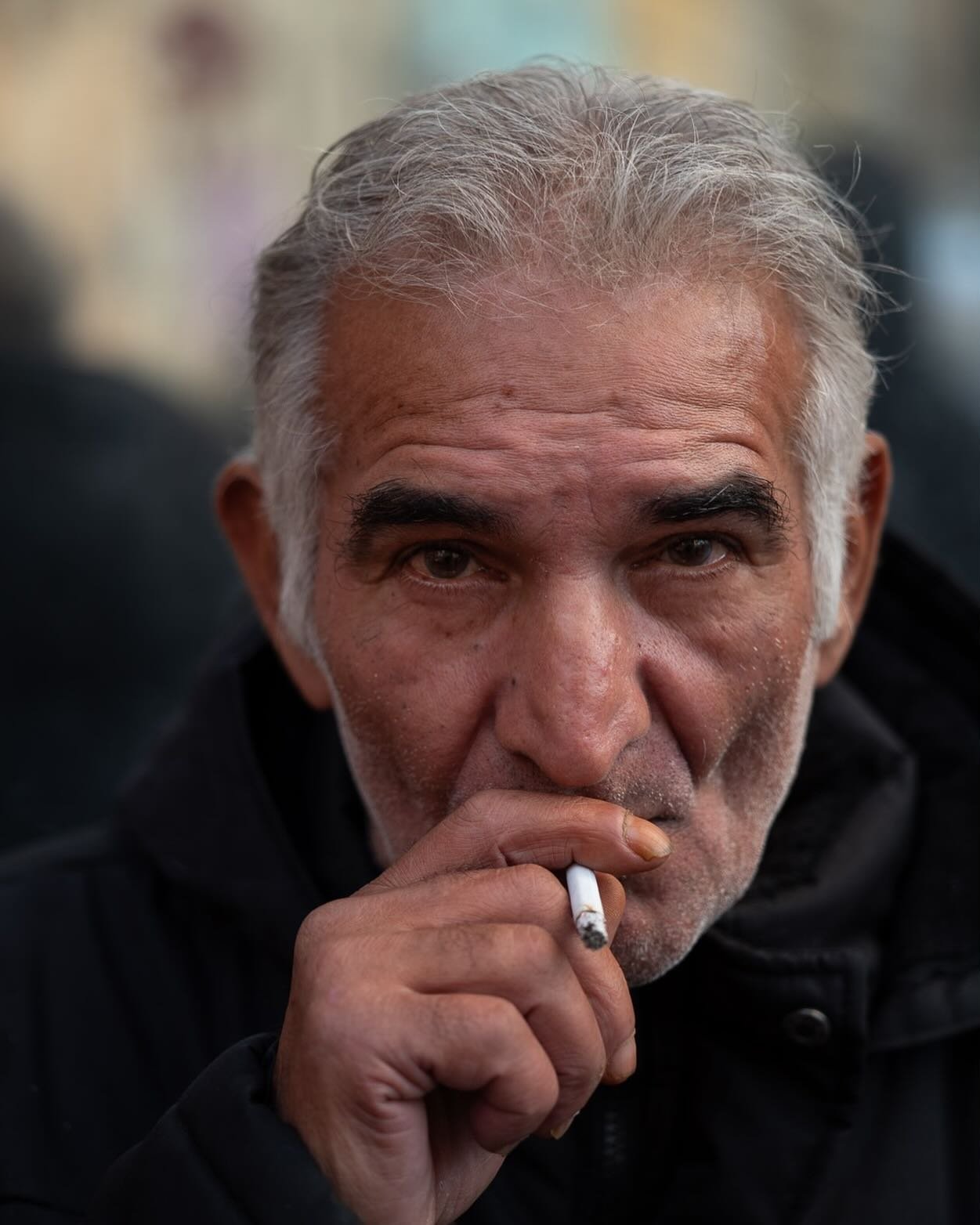 #streetportrait Jak vznikl? Cekal jsem na ulici, az zpoza mraku vykoukne slunko. Pred barem 999 stal muz se synem a jeho dedou (asi). Zeptal se, co fotim. SPZetky? Ne, zkousim novy objektiv. Rozzaril se. A jak foti? Ukazu ti. Vyfotil jsem jeho otce. 