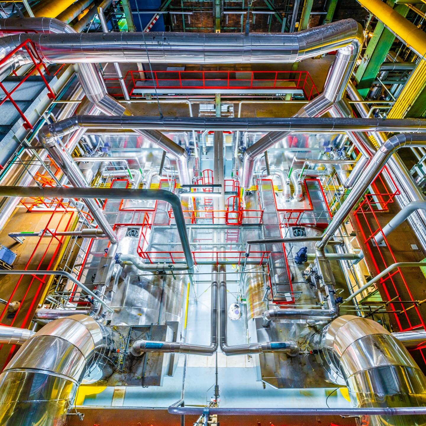Bav&iacute; mě trubky a barvy. Saturace doprava, nech se pohltit 🍭

#industrial #industrialdesign #indutrialphotography #industrialphoto #colors #barvy #lookingatbuildings #brnocity #photographer #forografbrno #brnolife #brno #rareplaces #symphony #