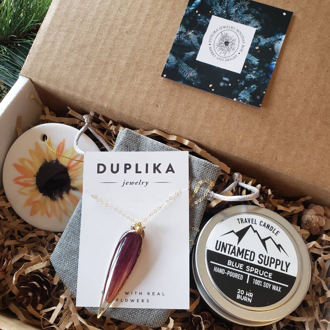 Only a few holiday gift boxes left online. 
They're the perfect sentiment for those who love buying from small businesses. 

You'll get one @carlyraestudio sunflower ceramic ornament. 

One @untamedsupply soy wax blue spruce candle. It smell devine! 