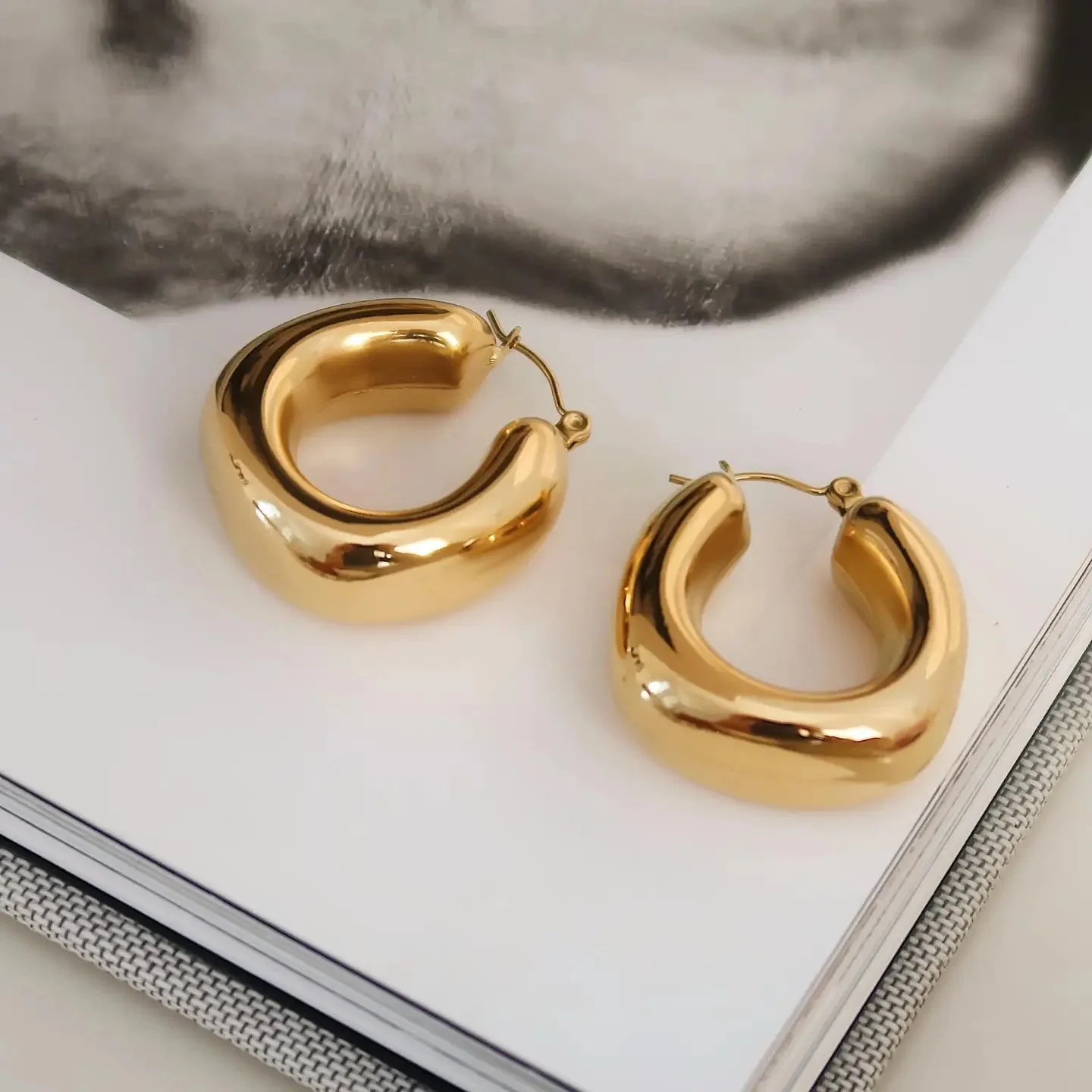 Hunter 18K Gold Non-Tarnish Classic U Hoop Earring