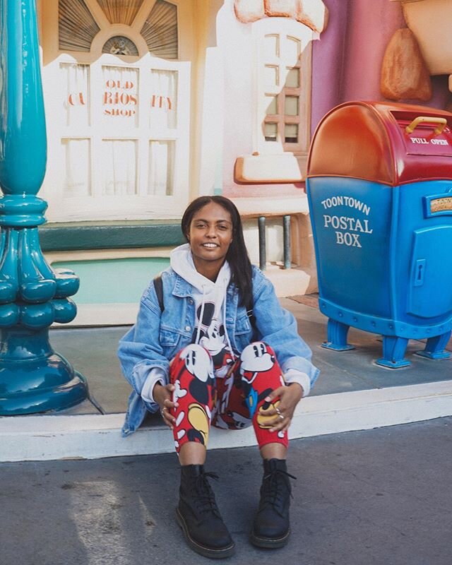 Oh lawd she back 🗓

I&rsquo;ve been kind of anxious about posting. IG was having a negative effect on my mood, and I needed to step back and take a break. These vintage Mickey sweatpants/pajama bottoms(???) are helping to bring me out of that funk. 