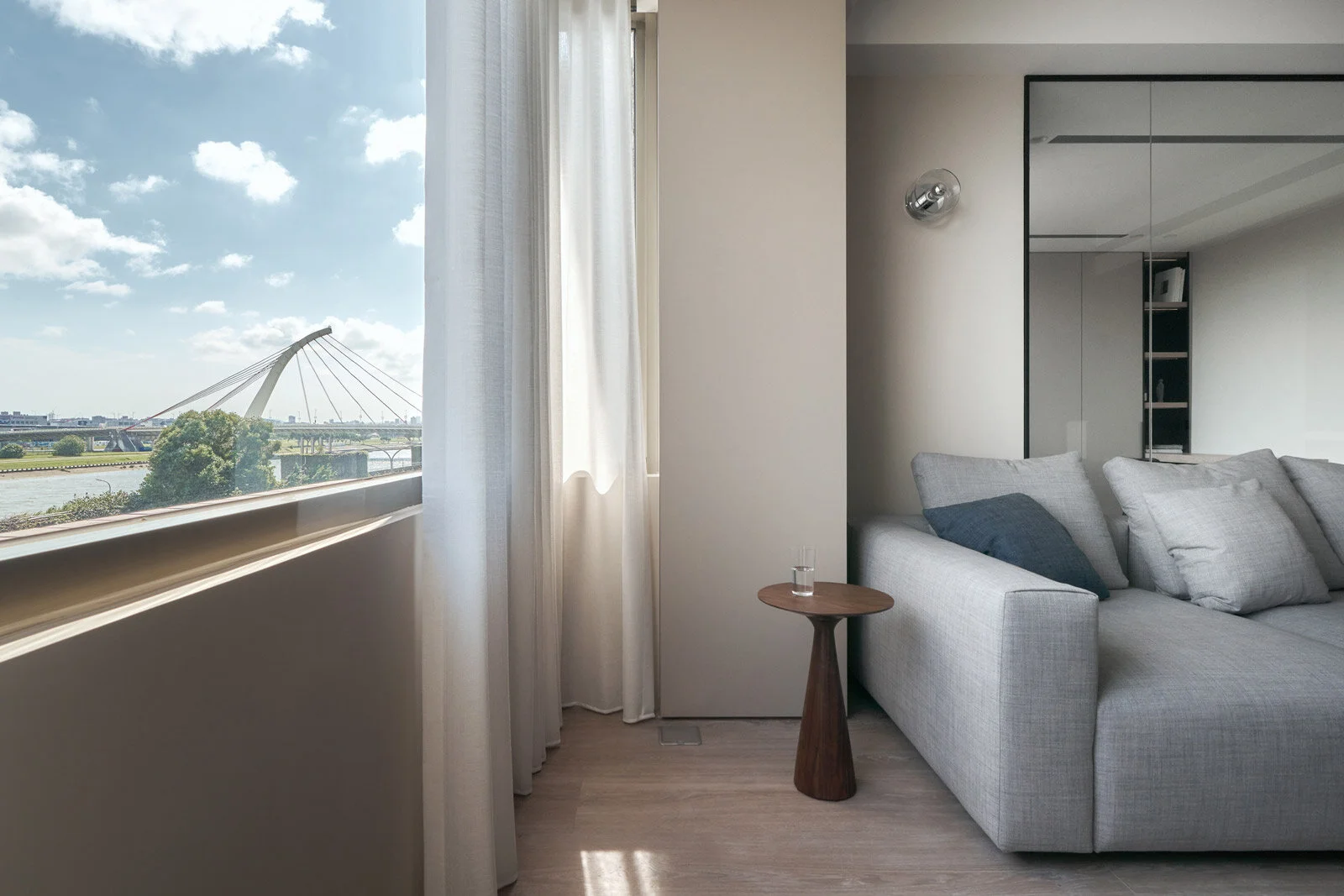 將嚮往的景致藏進窗框，以優雅的姿態牽引情感交流的舒適寓所