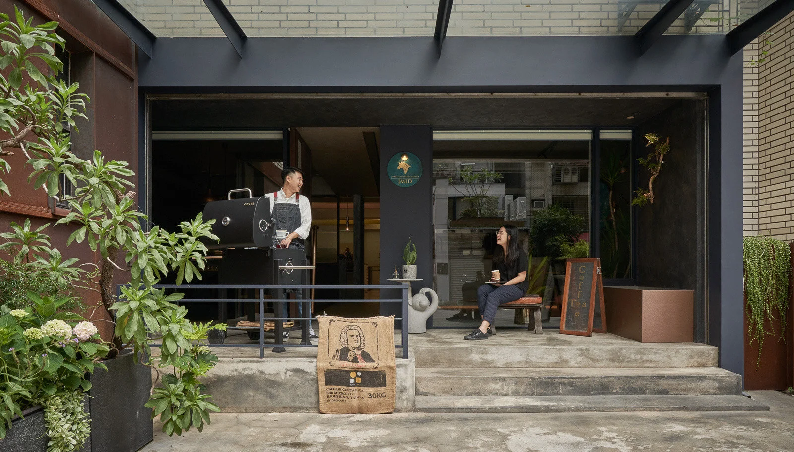 編寫「 Life + Live + Lab 」的空間方程式，將工作場域連結街區情感的 JMID「實驗材料室」