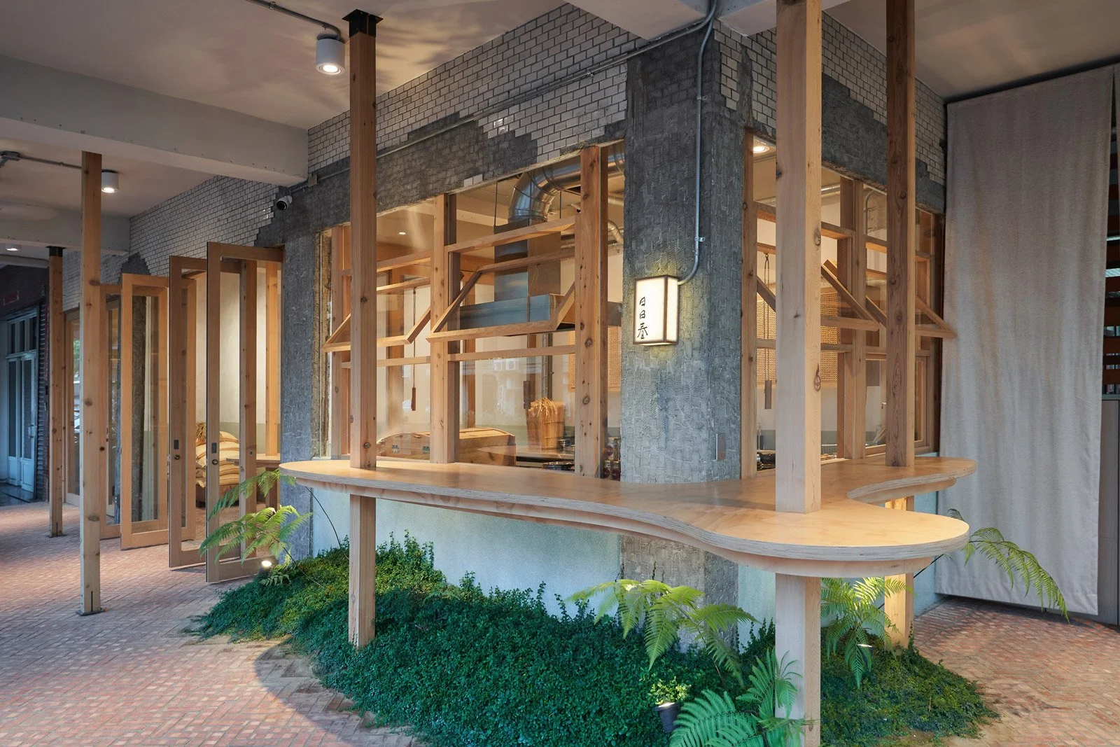 在裊裊輕飄的炊煙中，盛一碗滿滿人情味的 iû-pn̄g 與人結緣：從市集走入街邊店的南投「日日春.油飯」