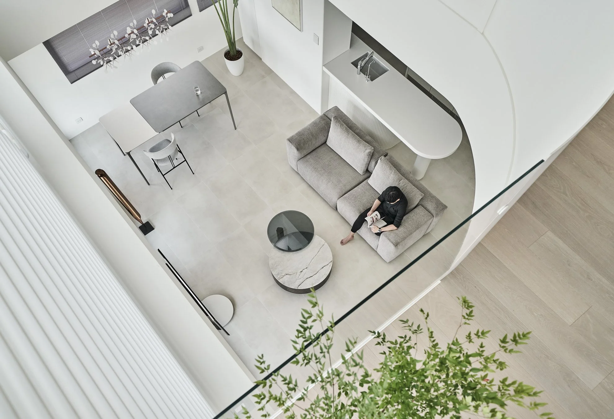 一處純淨如皙白畫布的避世雅境！凝視大面灑落的天光，佈滿ㄧ屋子的溫柔景緻