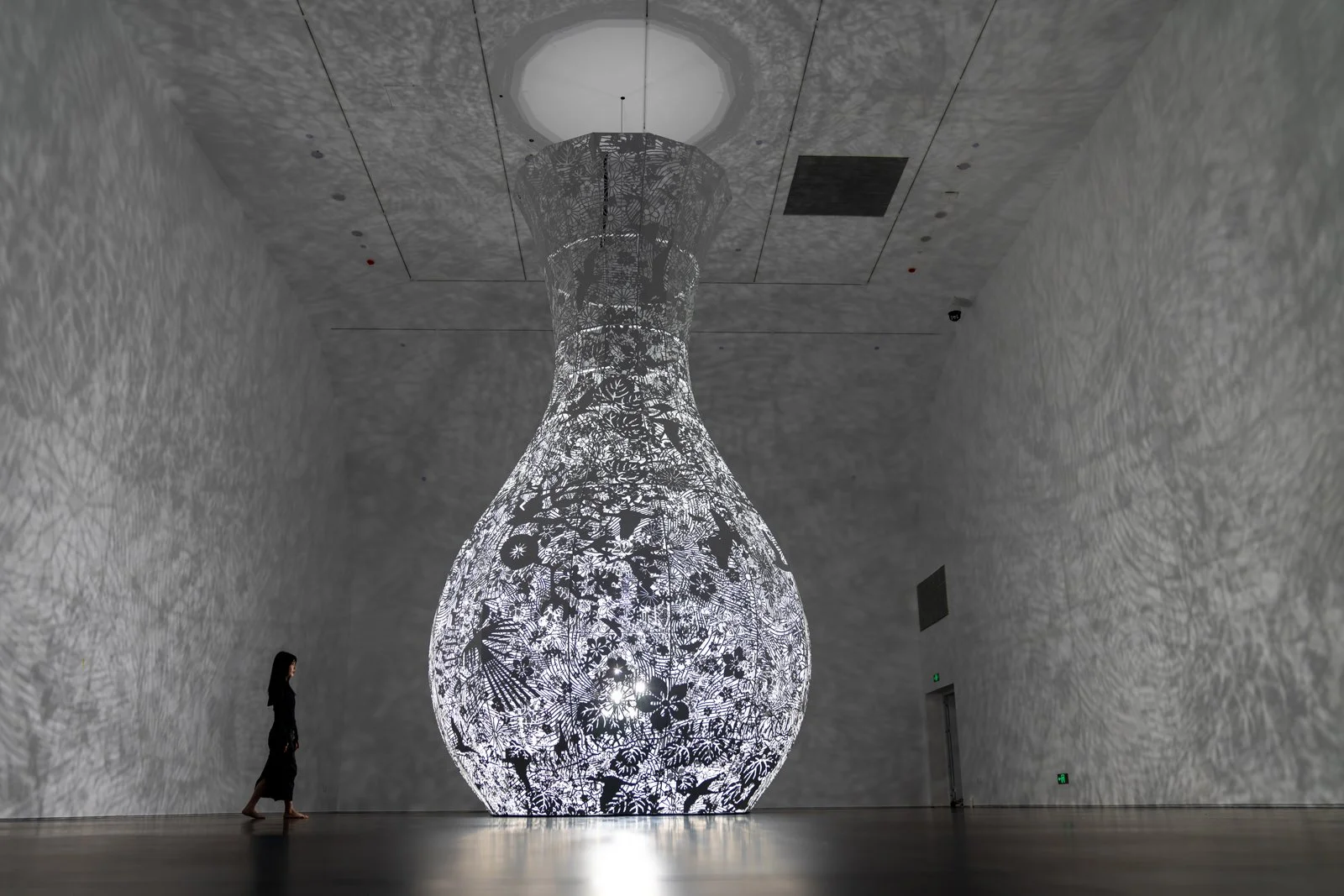 日本當代藝術大師大卷伸嗣成都個展「靈韵之光」：以光線描摹生存軌跡，帶領觀者意識存在的意涵
