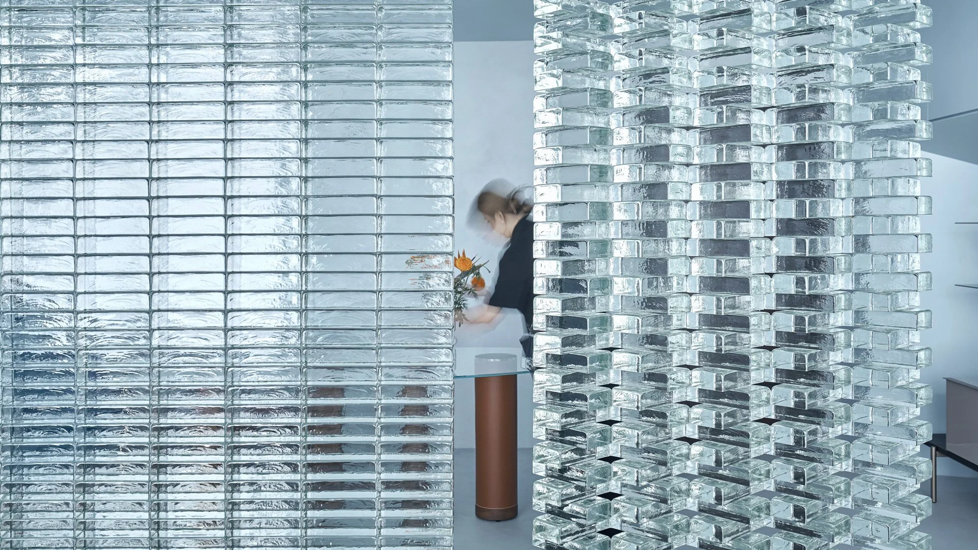 「啟發創作者靈魂之地！」米津設計辦公室用玻璃磚疊合虛實光影，形構如藝廊般的高雅氣息