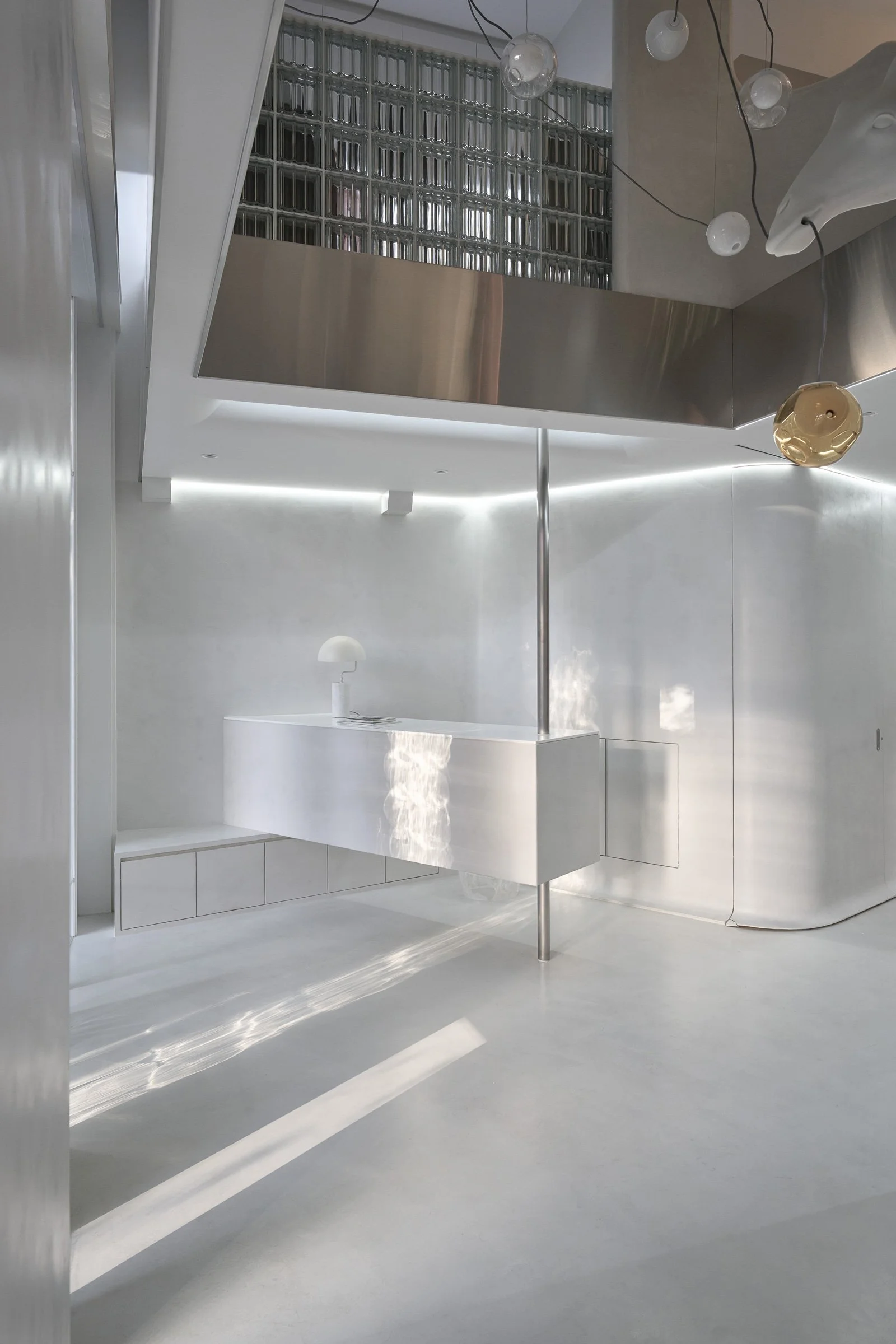 教科書上找不到的範本！由里設計台中辦公室在一片白色之中顯露瘋狂而叛逆的性格，重新定義工作空間的形式與感知