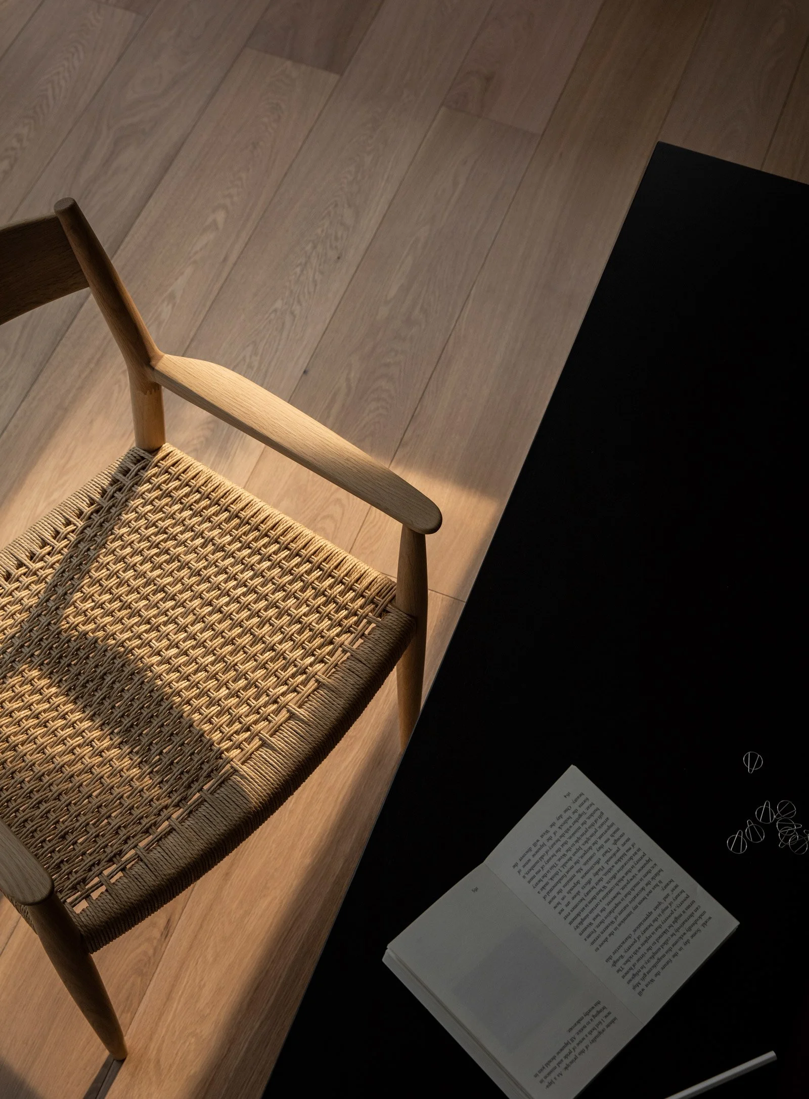 以緩為序，構成空間的靜物語法：Karimoku Case 的建築式家具哲學