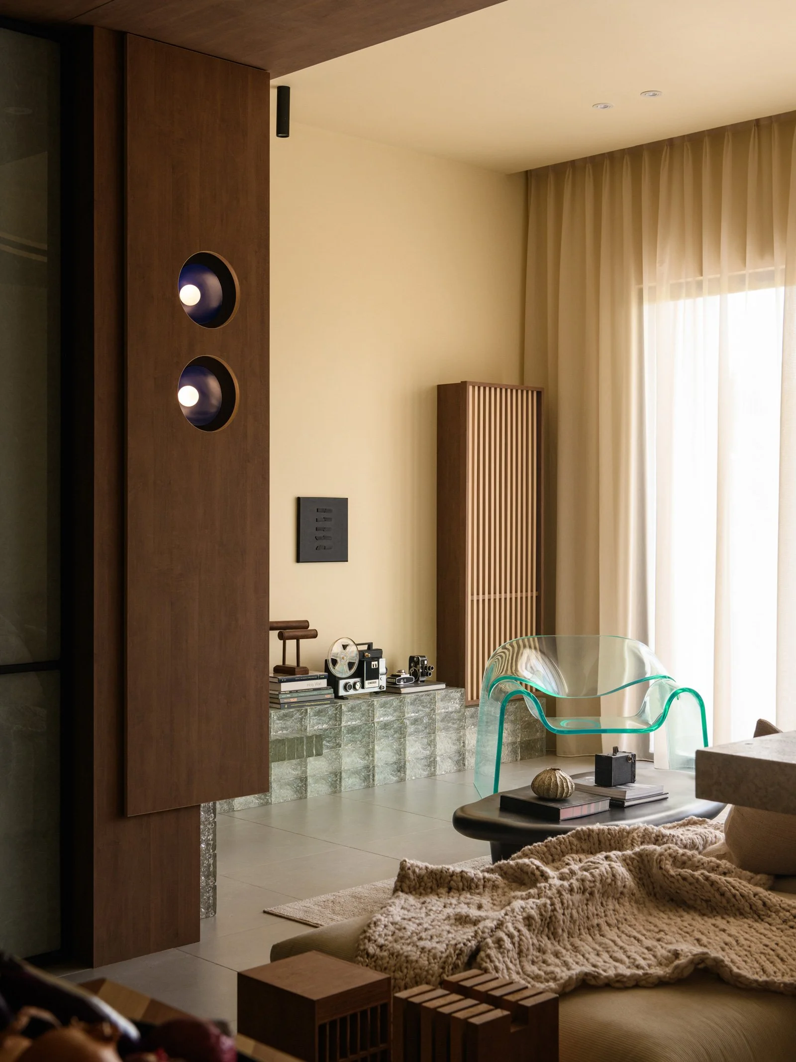 PINS Studio 以大地色調、玻璃磚與溫潤木質，層疊在柔霧般光影裡沉靜的居所：Mellow Symphony