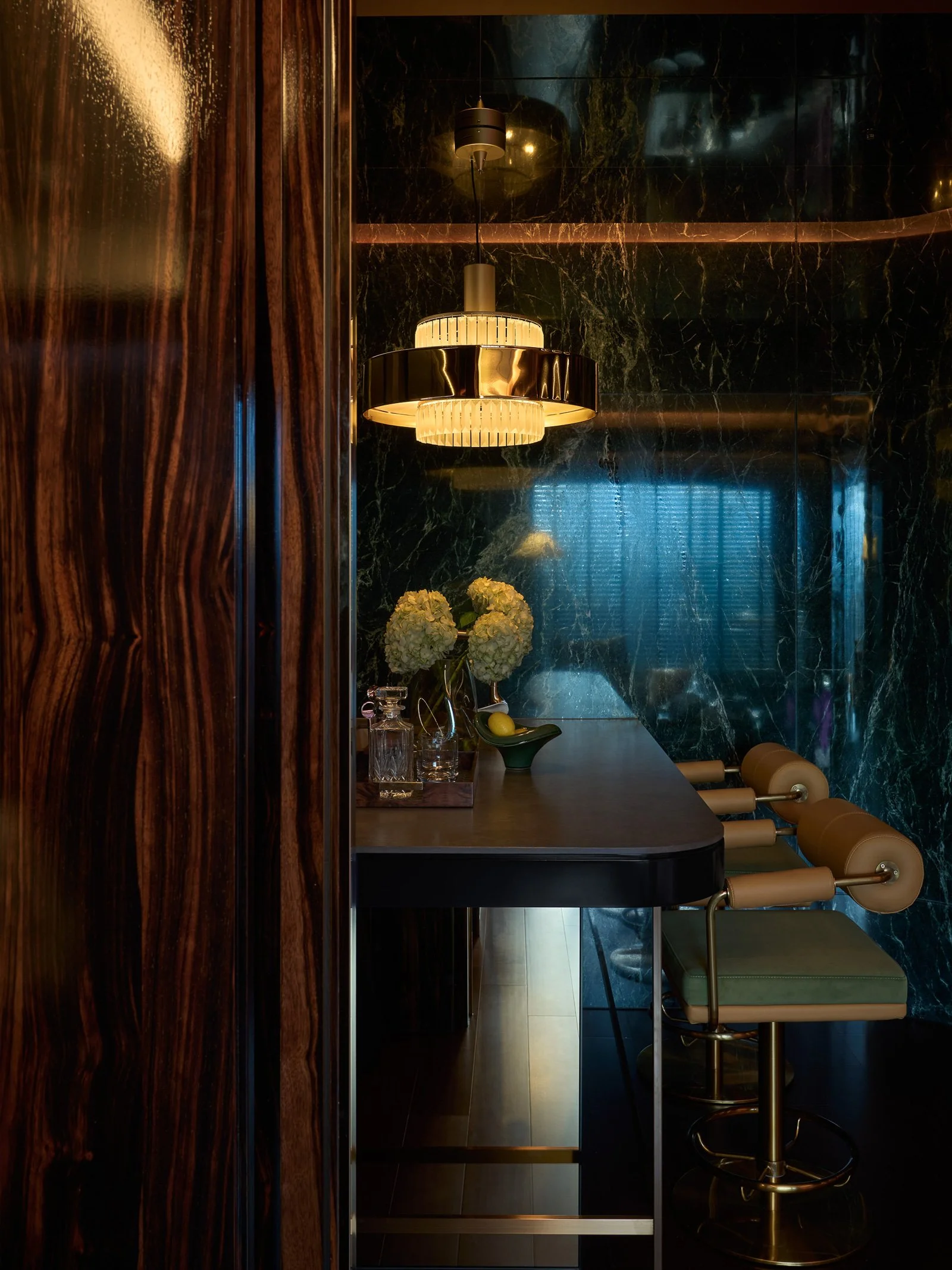 流光裡的時光列車：形沐制作重現 80 年代微醺風華，築起永不落幕的摩登秘境