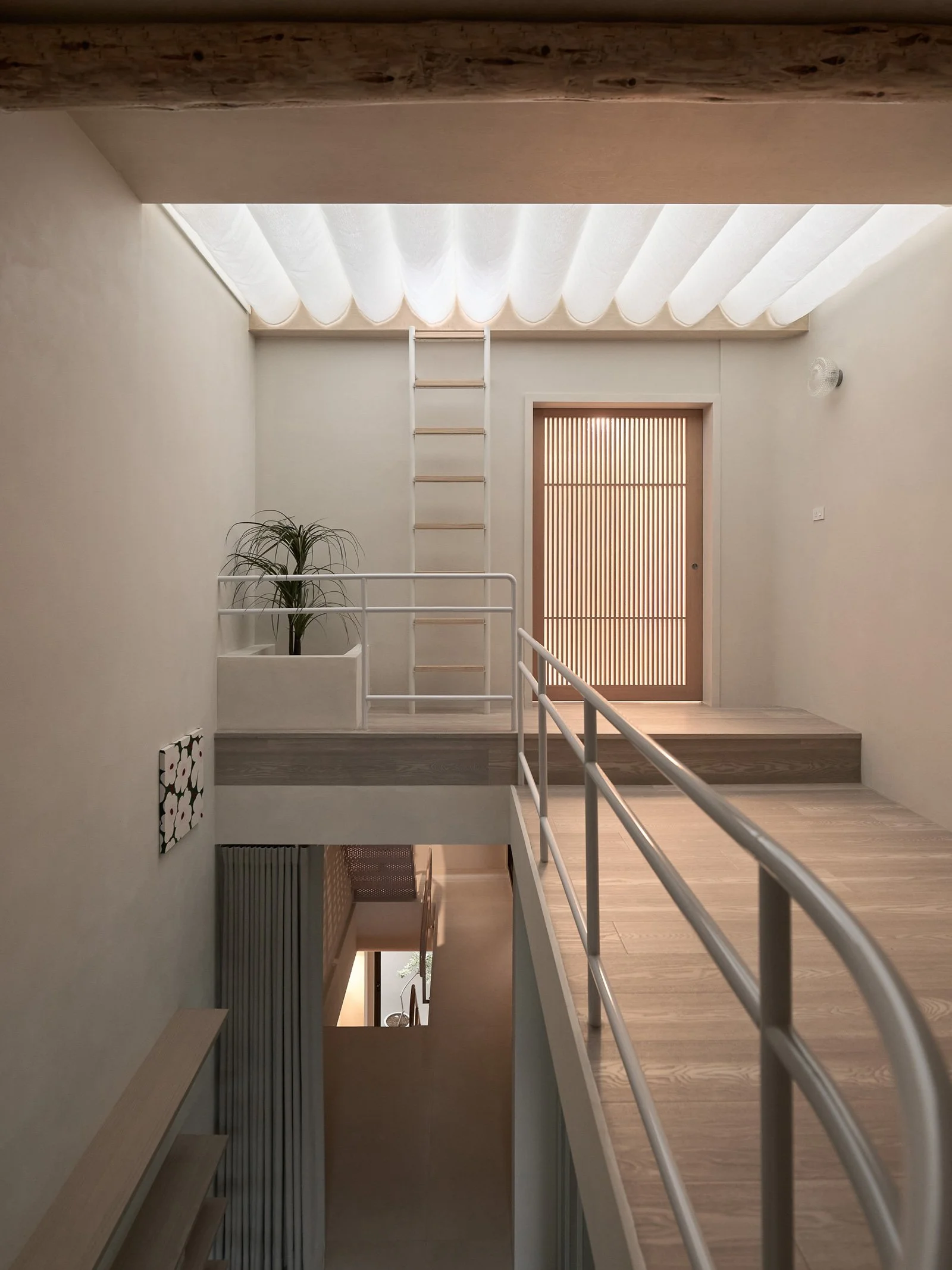 「夾縫之間的溫柔微光」在窄長透天厝裡，思維設計撐起一方最自在的小宇宙