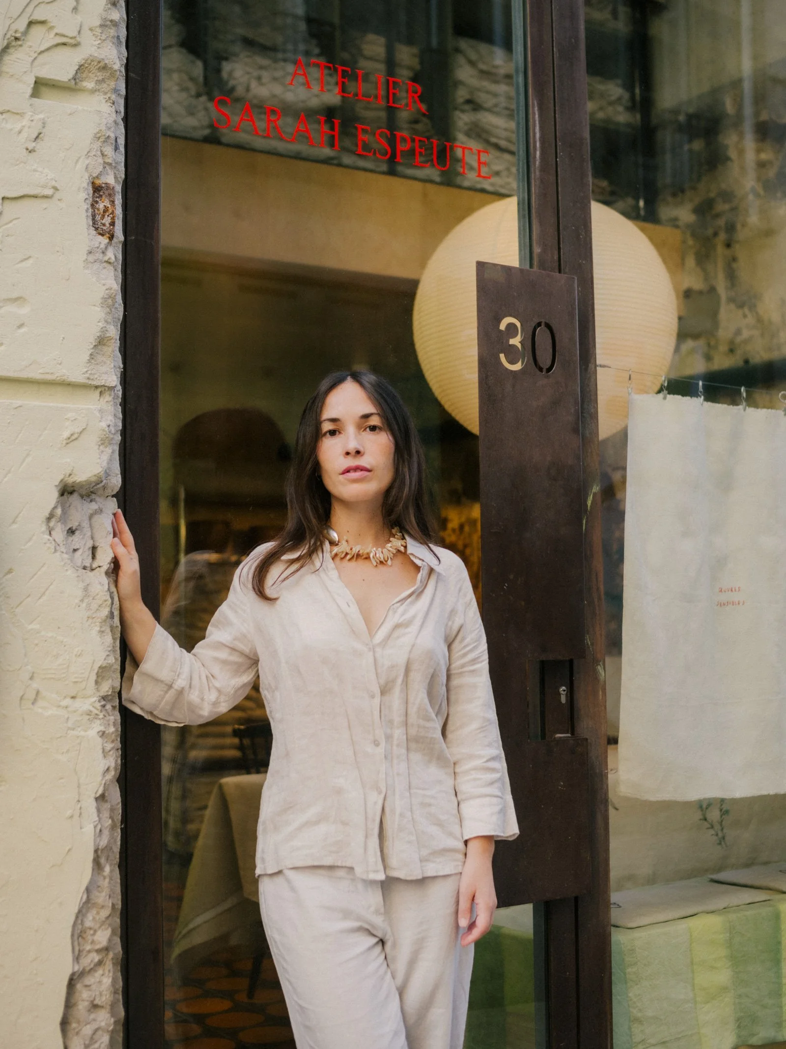 在針尖與織物裡，繪製一場日常的幻象：專訪 Œuvres Sensibles 織物藝術家 Sarah Espeute