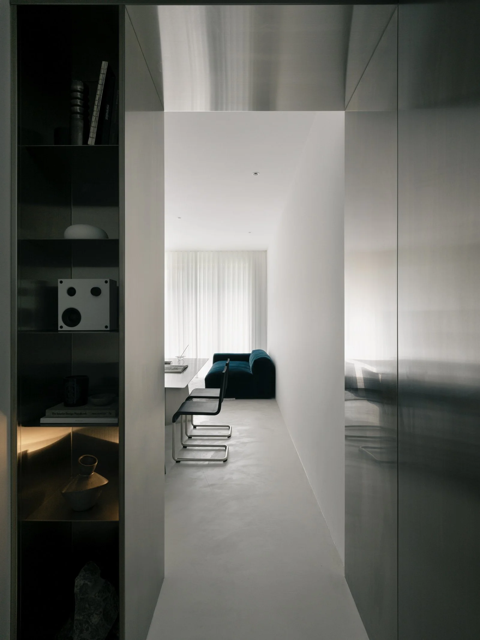 「住進一片安靜裡」新加坡 Studio Metanoia 以金屬、光線與留白，打造凝練的極簡住宅：「Minimal Liminal」