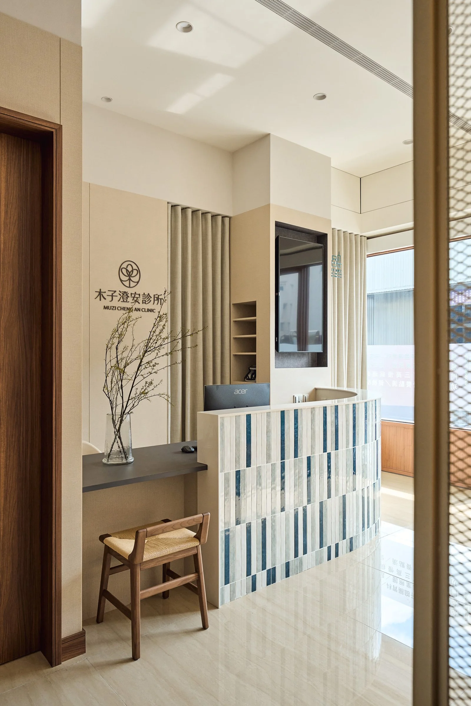 粼粼湖光畔的治癒之境：覺引設計 X 木子澄安診所，安然理順身心的雜沓與舒坦
