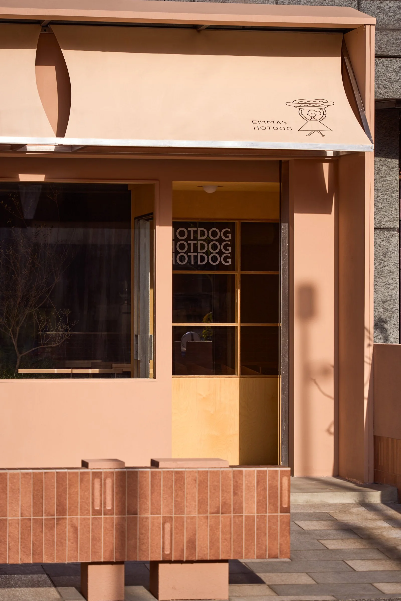 在都會重現大自然呼吸，懷特設計將戶外露營的自由靈魂植入現代餐飲空間：日本精品熱狗品牌 EMMA’s HOTDOG