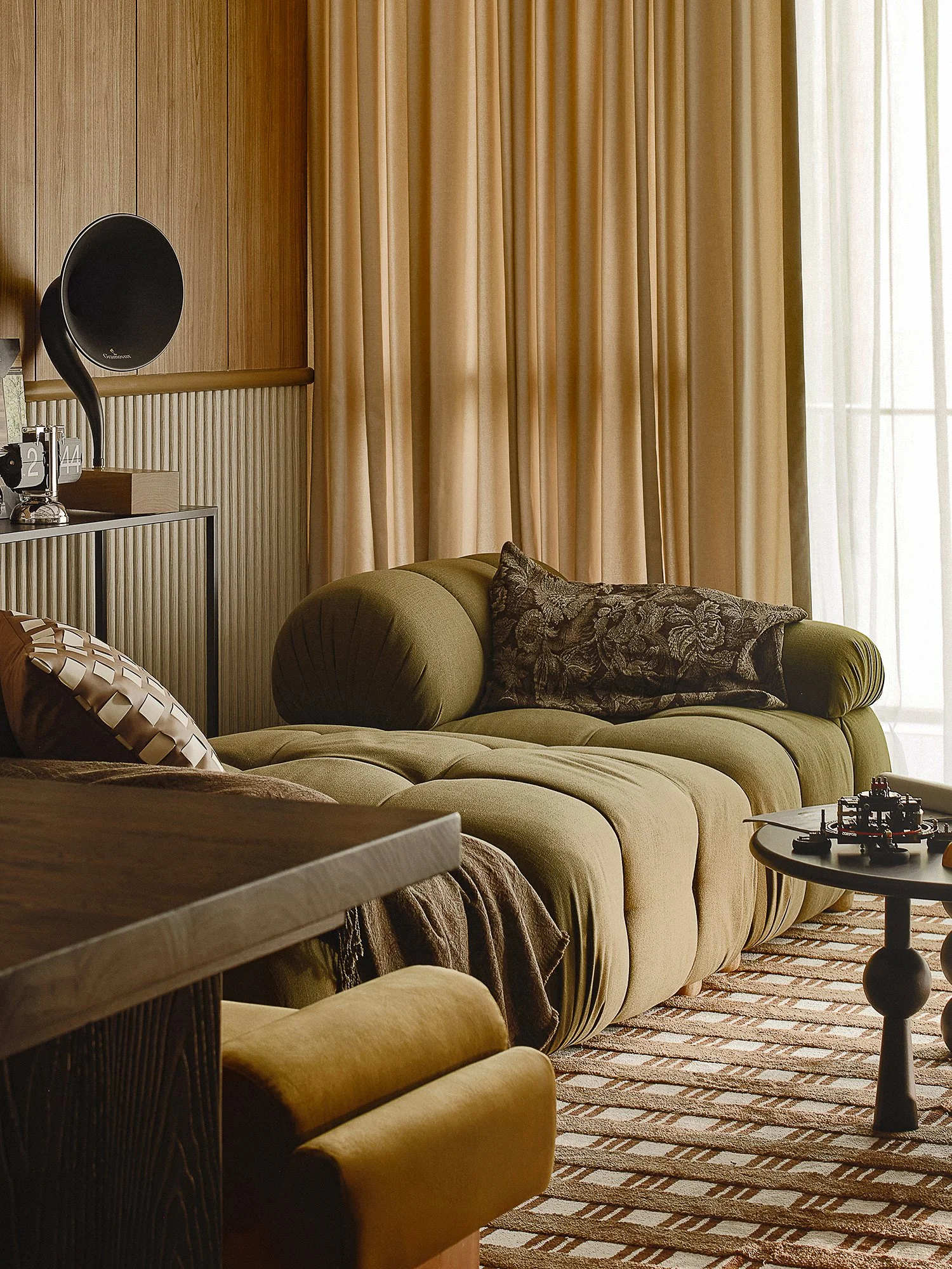 交揉 Mid-Century 輪廓與飽和紅調，PASA Architects 打造充滿復古摩登韻味的沙龍式寓所：曼谷「Ember Parlor」