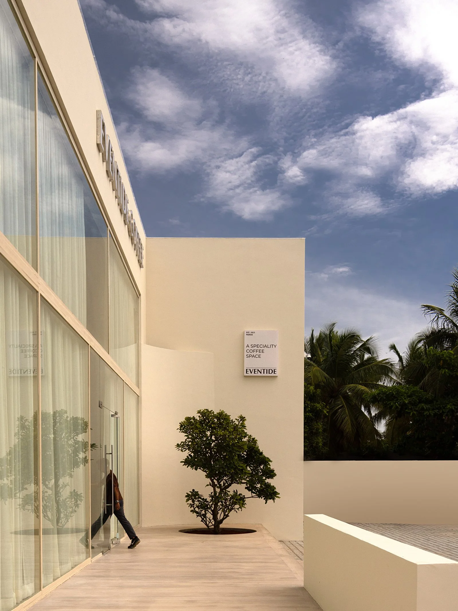 向內摺疊的微縮地景：印度 Eventide Coffee 收攬時間刻度與海岸質地，封存永恆的向晚時光