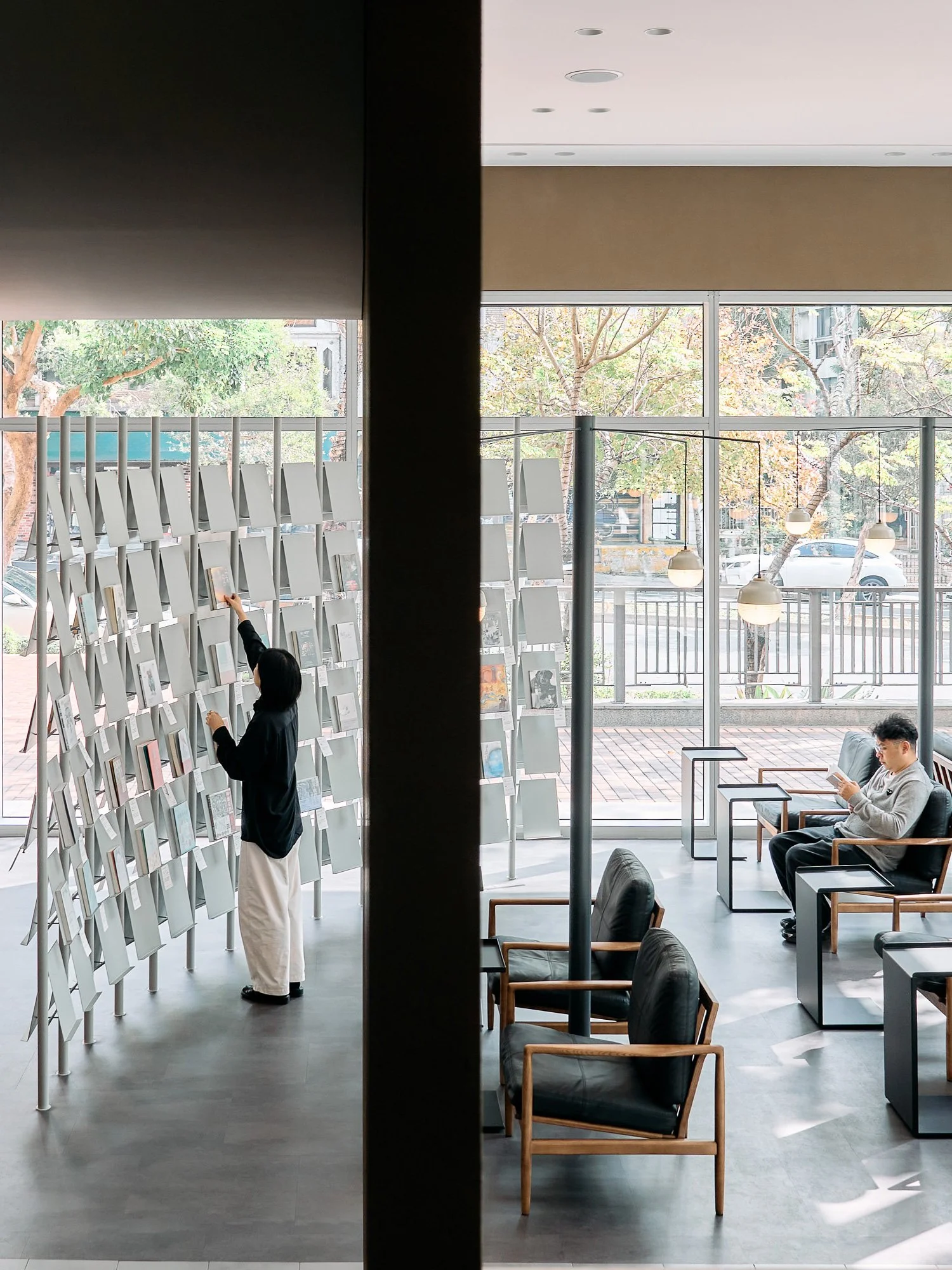 為書留一盞燈，為時間留一個出口：金鳳書苑在綠蔭日光間構築一座閱讀秘境