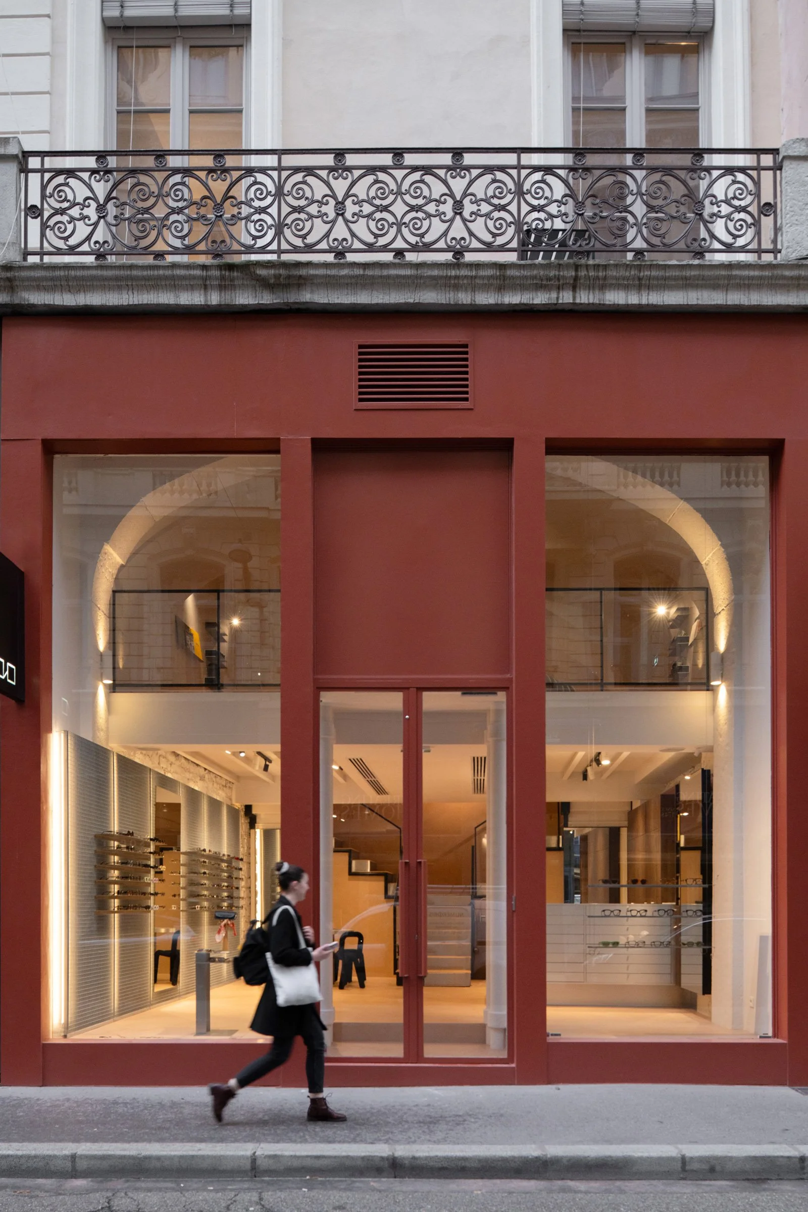 推開里昂 LOULOU 眼鏡店大門，細細享受一段安靜凝視的逛覽時光