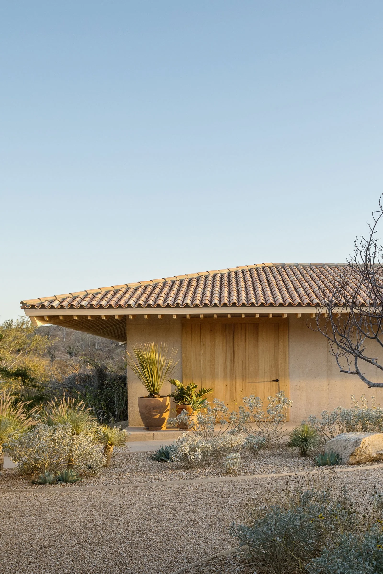 荒原深處的瓦簷與光影：墨西哥 Los Cabos 的 Casa en Palmilla伏於山海之間的避世居所
