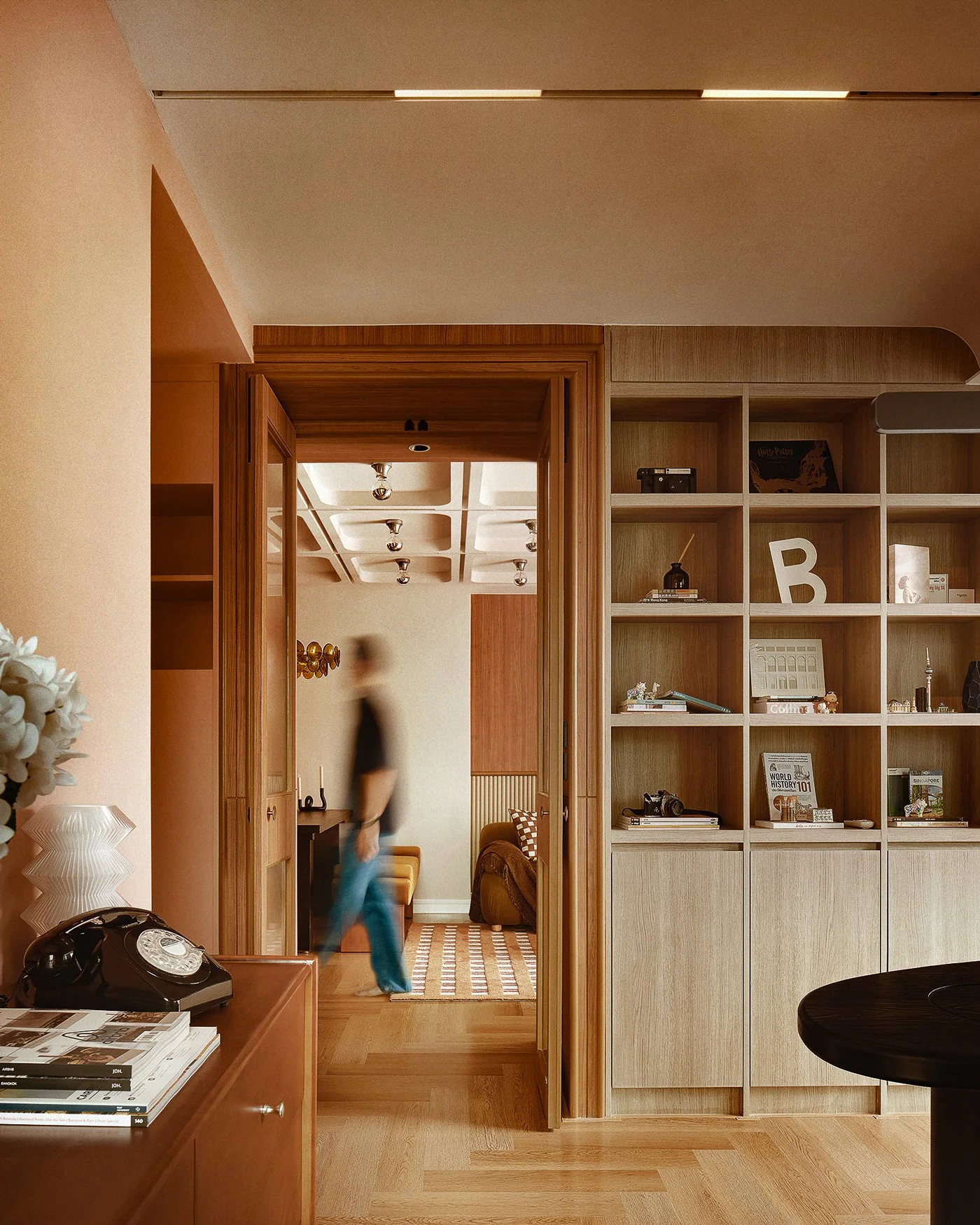交揉 Mid-Century 輪廓與飽和紅調，PASA Architects 打造充滿復古摩登韻味的沙龍式寓所：曼谷「Ember Parlor ...
