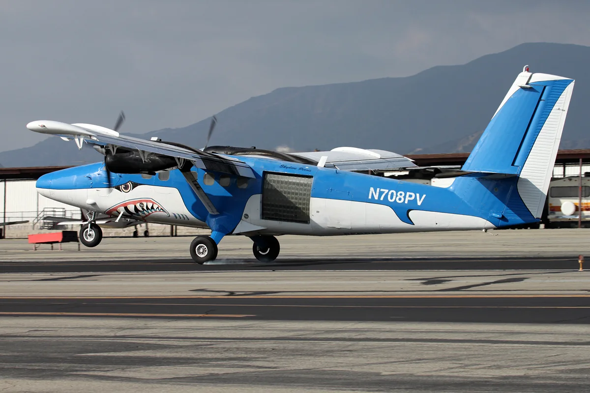 DHC6 - N708PV - KCCB