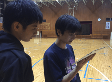 選手がiPadを使う様子