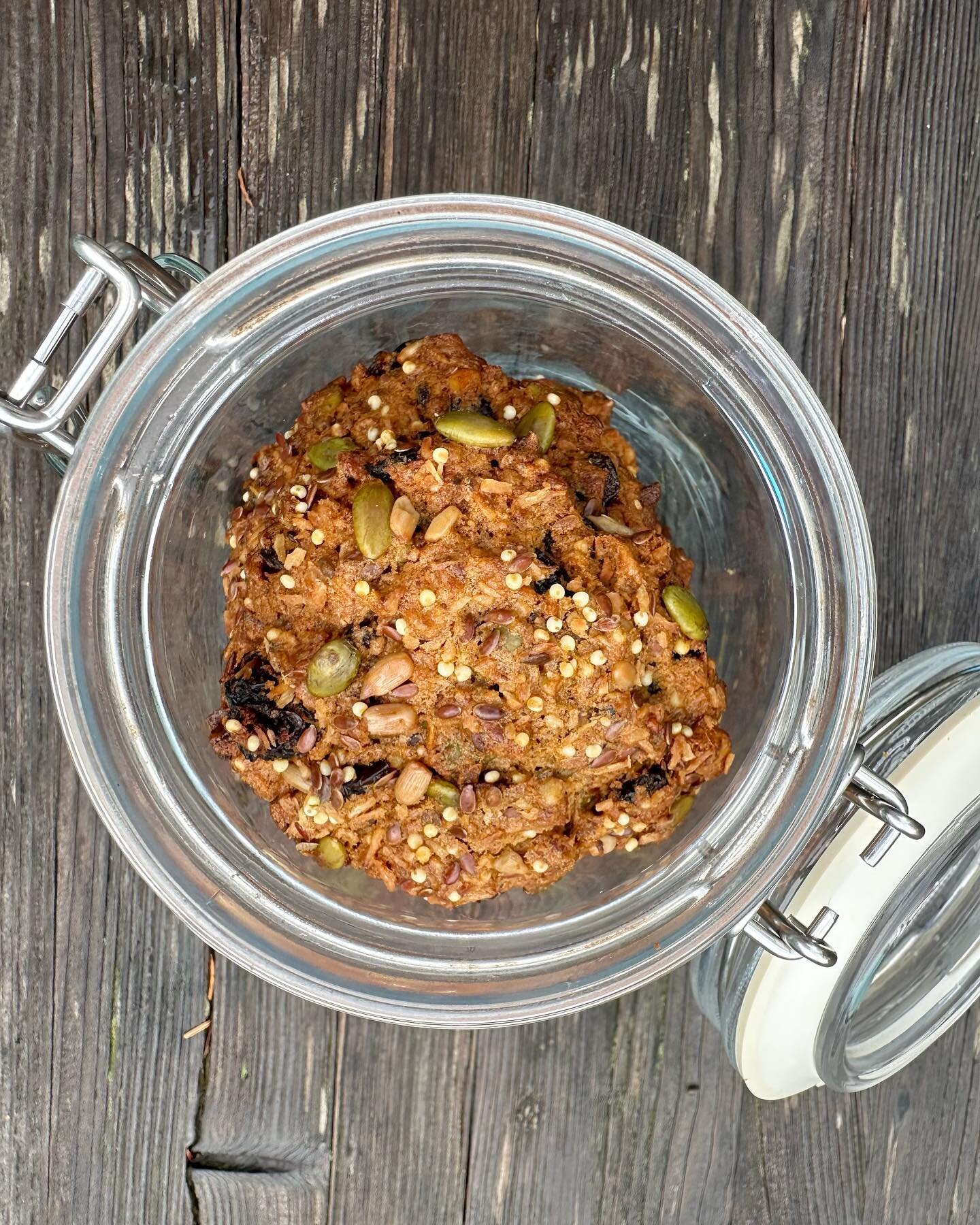 That is the breakfast &ldquo;cookie&rdquo; jar.
Oat flour, oats, olive oil,dried fruits, millet and sweetened with banana and maple. Pretty good with a cup of coffee in the morning and the fiber count would make Dr B @theguthealthmd sing:)
Based on @