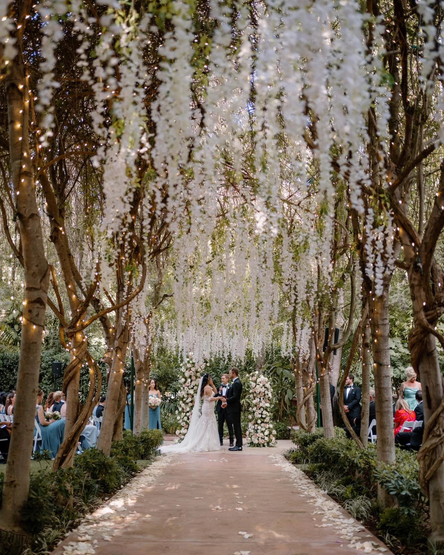 A little glimpse into this beautiful ceremony ✨

#hartleybotanica #socalweddingphotographer #socalwedding