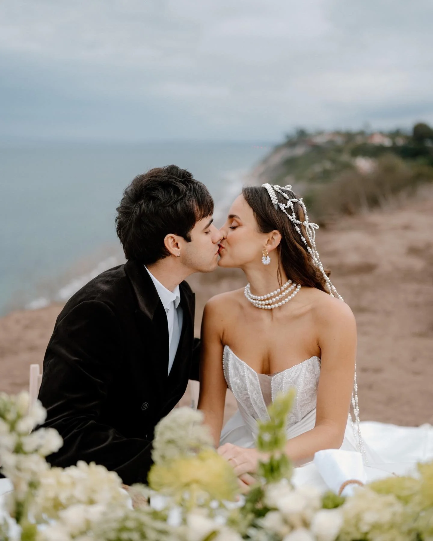 Beautiful cliff side ceremony 🥂🤍

-

-

-

&bull; Dresses: @velvethour_la
&bull; Accessories : @vona_by_vh
&bull; Stationery: @karteria.pl 
&bull; Makeup &amp; Hair: @tatiana__irving
&bull; Makeup &amp; Hair: @d.e.t.u.k
&bull; Tabletop Decor: @bayl
