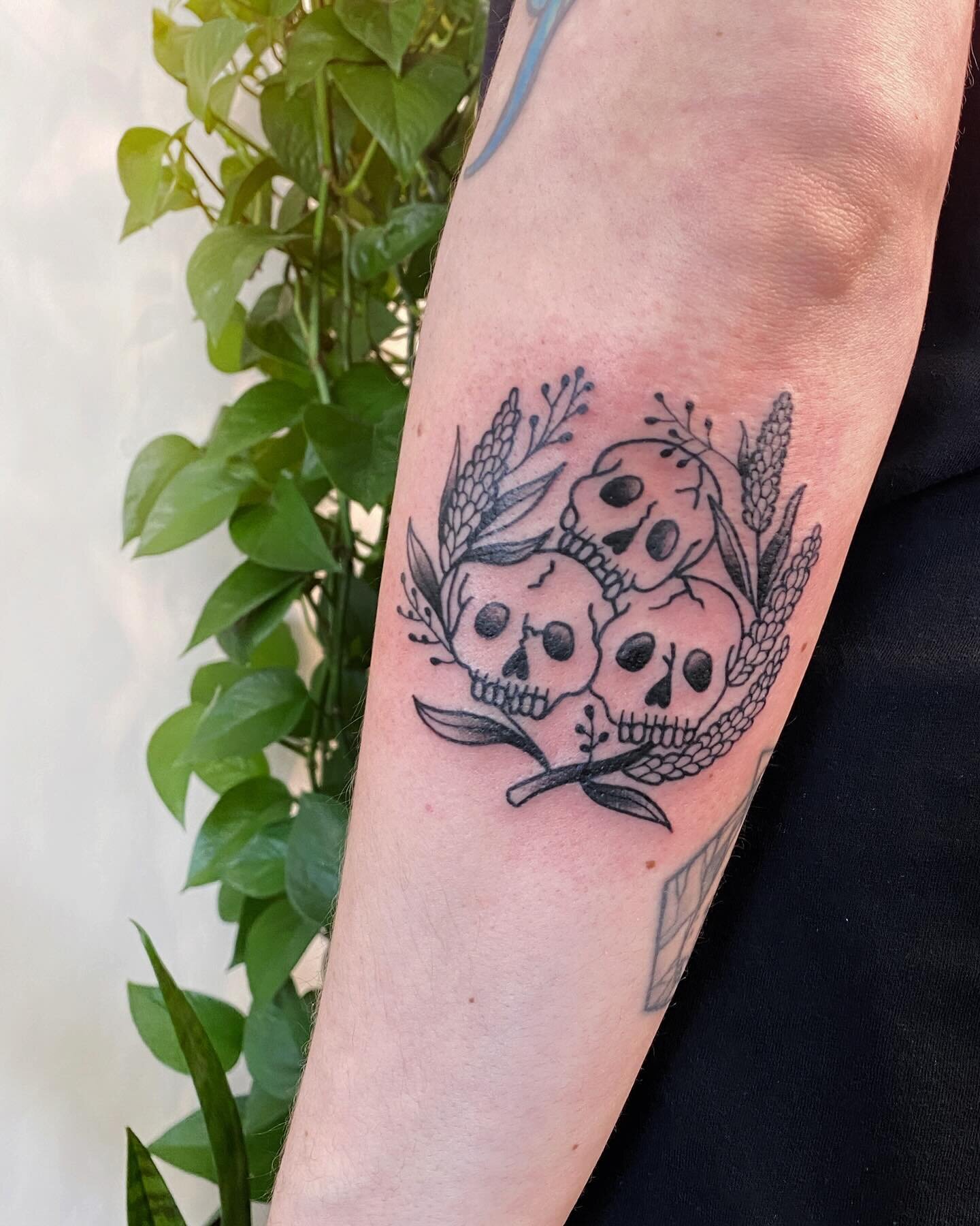 💀 💀 💀 I drew this flash design forever ago and I finally got to tattoo it! Hooray!