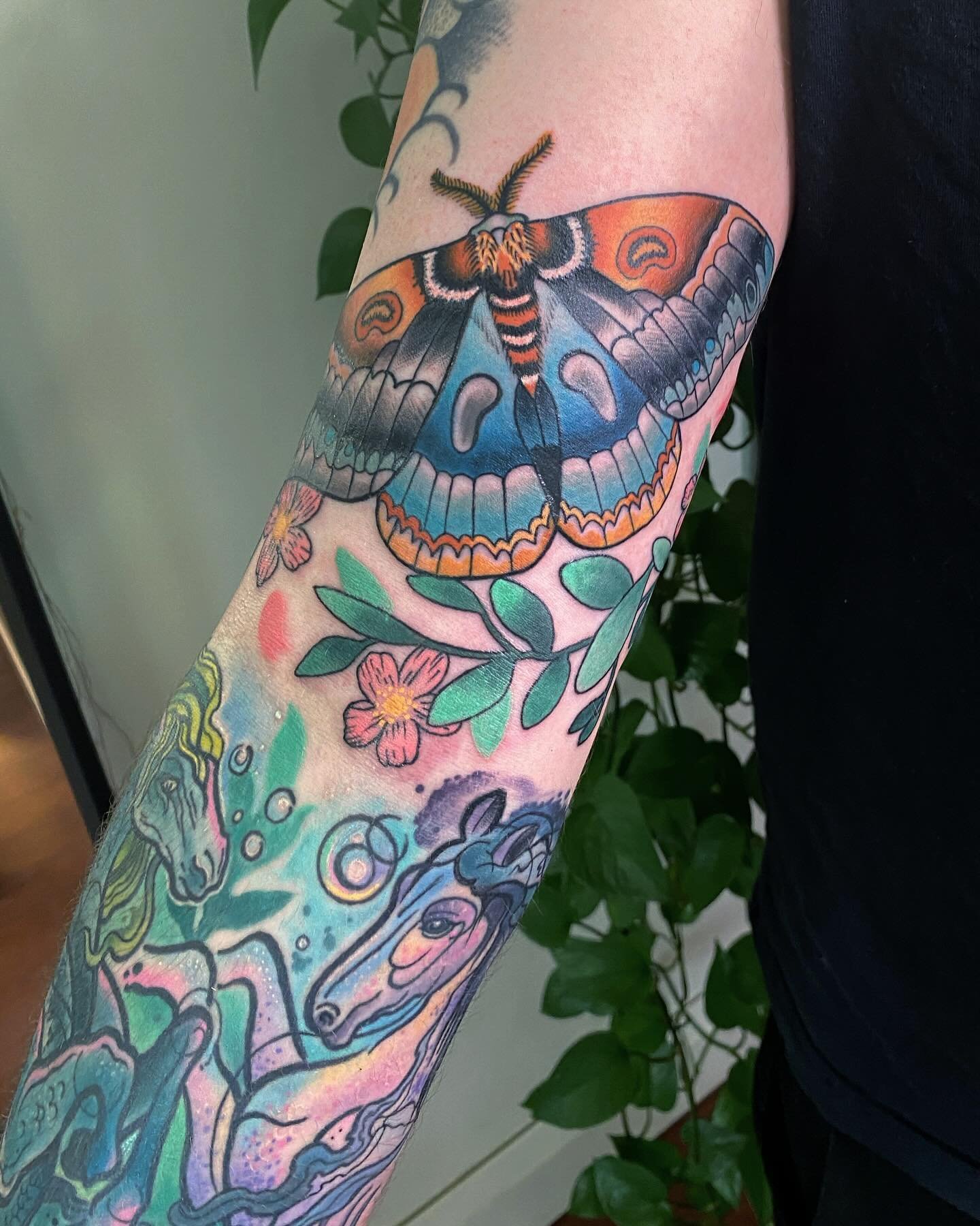 🌿🦋🌿🦋🌿Finished up this moth for Harry yesterday, a flash design that we modified to fit the space (and some healed kelpies too🩵) SO FUN. Please let me do more moths! I have some In my flash highlight, so convenient for you to look at and book wo