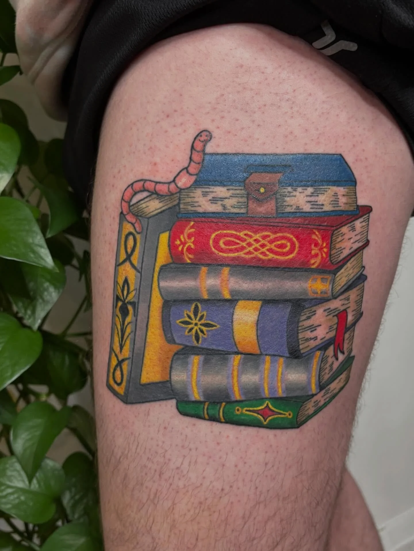 Bookworm scene for Jacob, so fun, such colours. How come nobody ever is asking me to do worm tattoos guys, I mean look at this lil guy! 😭