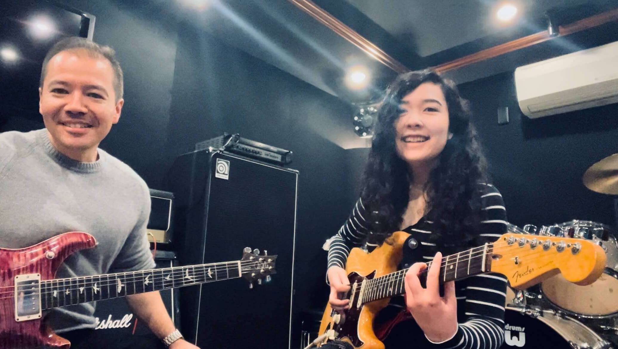 Student having guitar classes in tokyo in english