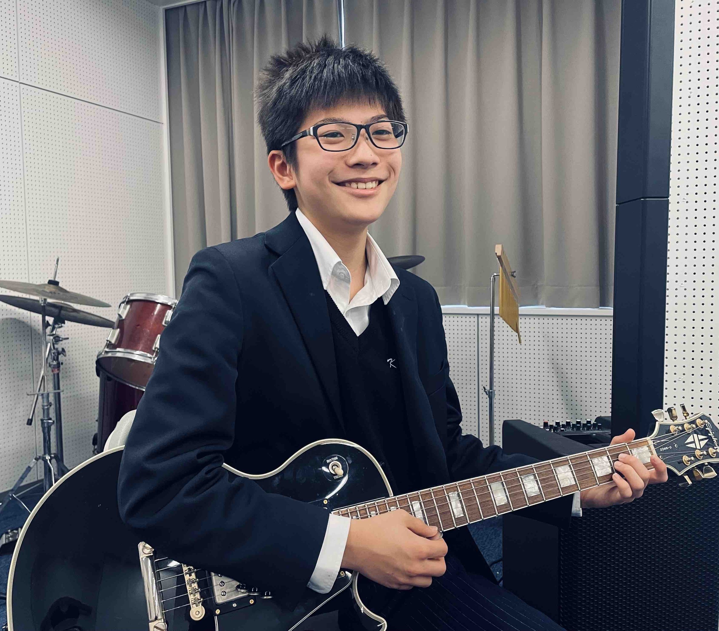 Guitar student during englsih guitar class in Tokyo.jpg