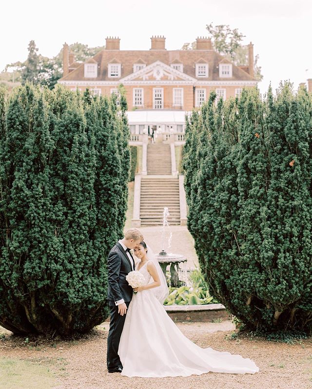 I&rsquo;m all about the epic venues and Hunton House is no exception. The gardens, the interiors, the architecture...it just screams elegance! It suited Jonathan and Prisclla&rsquo;s day perfectly, full of beauty and poise. 💕 This weekend it&rsquo;s