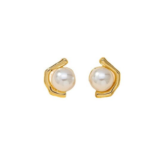 Oyster stud earrings