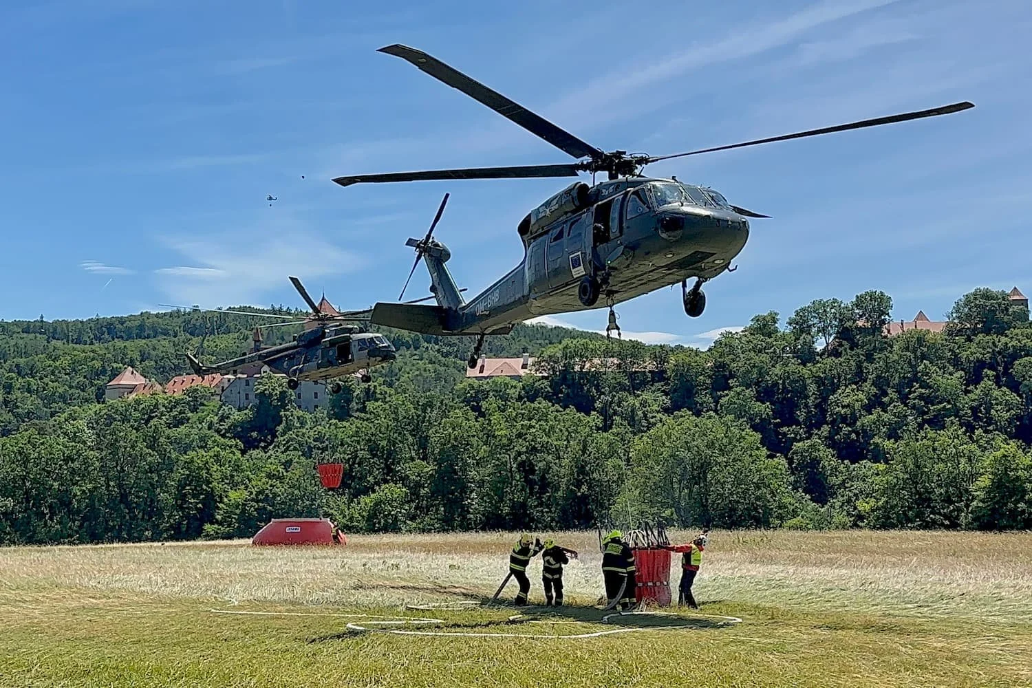 Blackhawk a Mi171s hrad Veveri.jpg