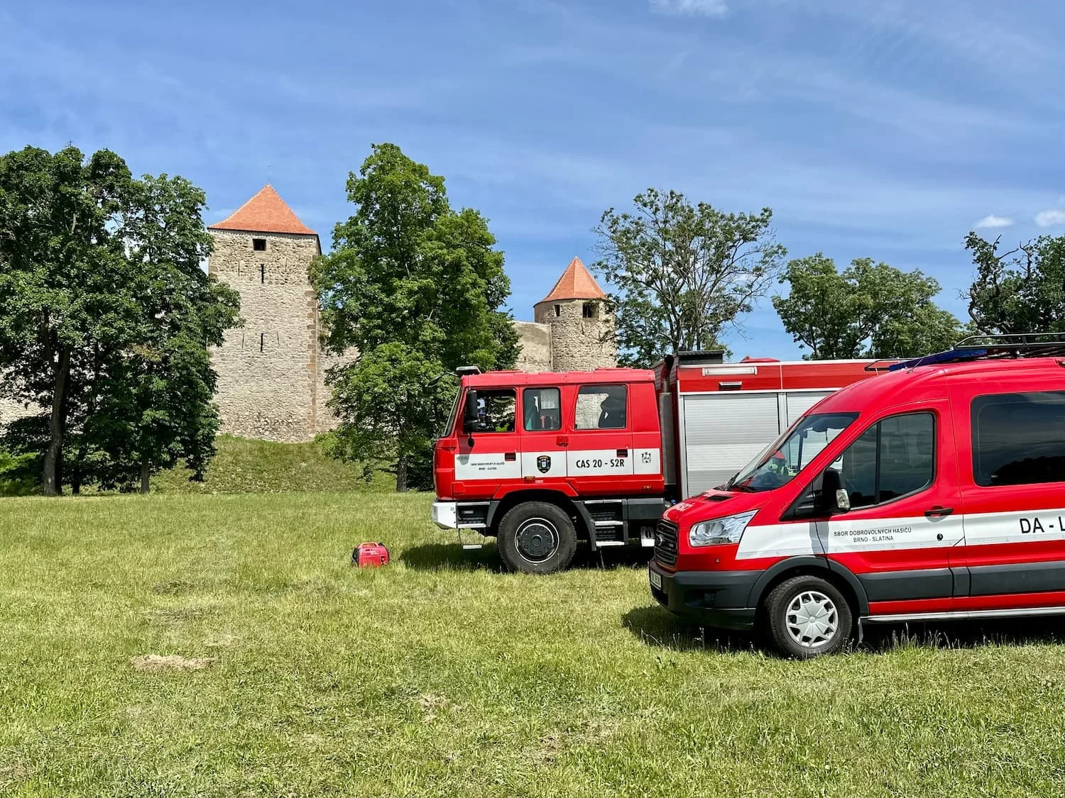 Hasici a hrad Veveri.jpg